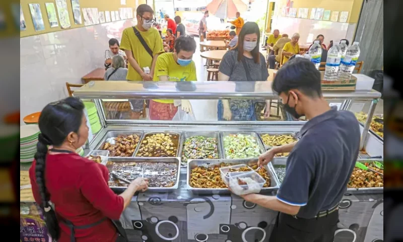 Malaysian Vegetarian Restaurant Serves 3 Dishes with Rice for Just RM2