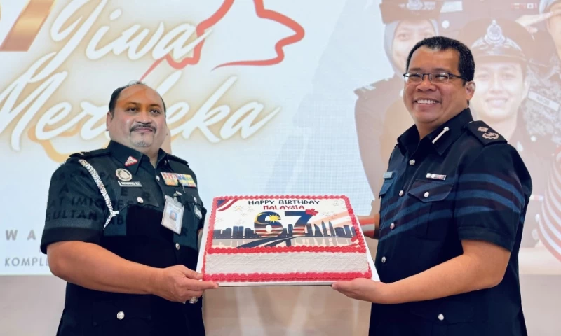 ICA presents birthday cake to Malaysian Immigration Department in celebration of 67th Merdeka Day.